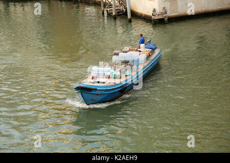 21. September 2015 - Alltag Boote auf den Kanälen von Venedig, Italien. Stockfoto