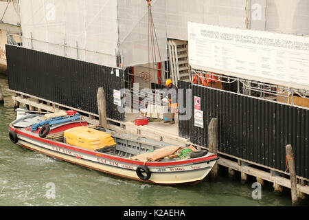 21. September 2015 - Alltag Boote auf den Kanälen von Venedig, Italien. Stockfoto