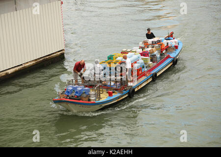 21. September 2015 - Alltag Boote auf den Kanälen von Venedig, Italien. Stockfoto