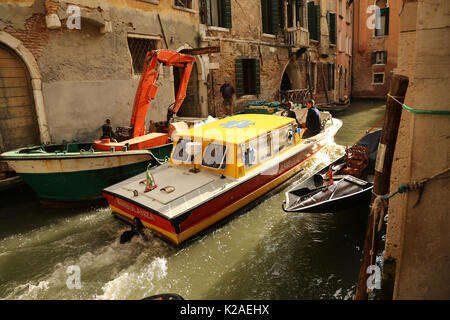 21. September 2015 - Alltag Boote auf den Kanälen von Venedig, Italien. Stockfoto