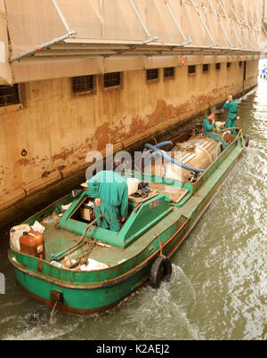 21. September 2015 - Alltag Boote auf den Kanälen von Venedig, Italien. Stockfoto