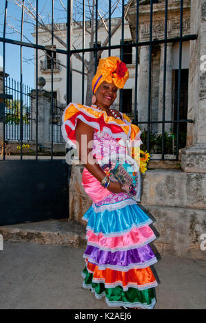 Kubanische Frau in traditioneller Kleidung in den Straßen von Havanna Kuba Stockfoto