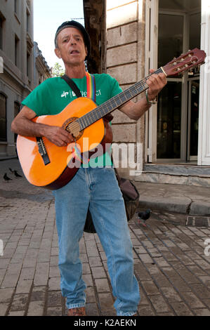 Straßenmusiker mit Gitarre in der Altstadt von Havanna Kuba Stockfoto