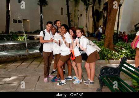 Kubanische Schulkinder in Havanna posing Stockfoto