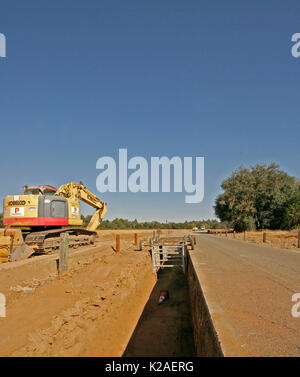 Raupenbagger am Graben ORT UND BLICK ENTLANG GRABEN MIT SICHERHEIT TRAGGERÜST, Kalifornien Stockfoto