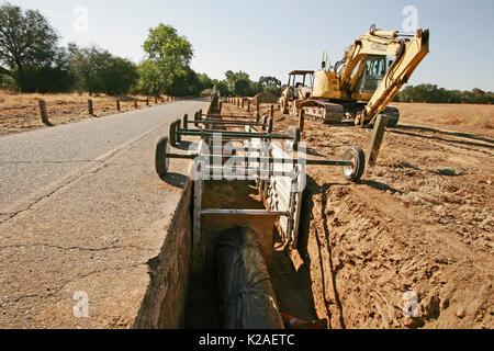 Raupenbagger am Graben ORT UND BLICK ENTLANG GRABEN MIT SICHERHEIT TRAGGERÜST, Kalifornien Stockfoto
