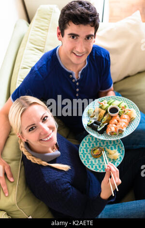 Portrait von glückliches junges Paar Essen traditionelles asiatisches Essen Stockfoto