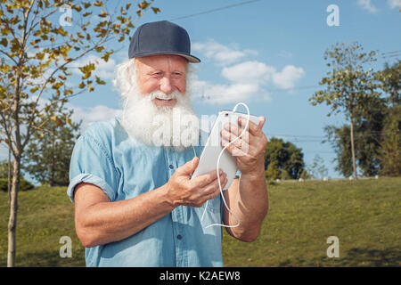 Alter Mann am Telefon zu sprechen Stockfoto