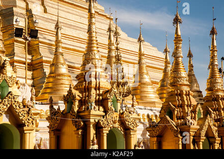 Ein Detail des goldenen Stupa des buddhistischen Shwedagon Paya, das berühmteste Wahrzeichen der Stadt Yangon in Myanmar Stockfoto