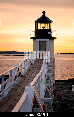 Holzsteg Marshall Point Lighthouse in Mid coast Maine bei Sonnenuntergang. Dieses beliebte Künstler Lage von Port Clyde bietet atemberaubende Landschaft. Stockfoto