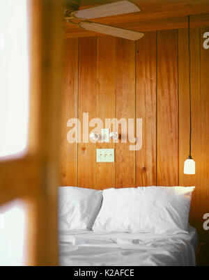 Das Bett in der Kabine Nr. 5 an Petit Byahaut Resort. Petit Byahaut ist ein öko-Tourismus Resort nur mit dem Boot erreichbar auf der Insel St. Vincent. West Indies. Stockfoto