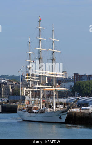 Ein modernes Auto, Schiff transpoters und einem alten segeln Schiff zusammen Neben an den Southampton Docks de port Kontrast zwischen neuen und alten Stockfoto