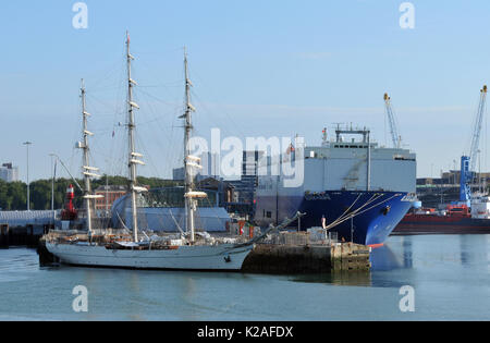 Ein modernes Auto, Schiff transpoters und einem alten segeln Schiff zusammen Neben an den Southampton Docks de port Kontrast zwischen neuen und alten Stockfoto