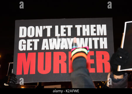 Schwarze Leben Angelegenheit Aktivisten protestierten bei Barclays Center nach einer Grand Jury fehlgeschlagen Offizier in Eric Fall Garner anzuklagen. Stockfoto