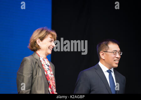 Frau Henriette Rädeker, Oberbürgermeister der Stadt Köln, und Herr Ning Wang, stellvertretender Bürgermeister von Peking, auf der China Festival 2017 in Köln, Deutschland. Stockfoto