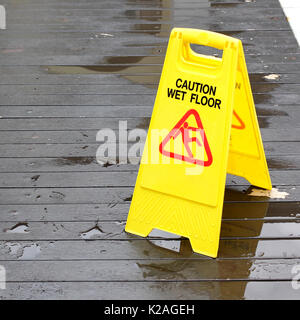 Nasser Boden Warnschild auf Holzboden Stockfoto