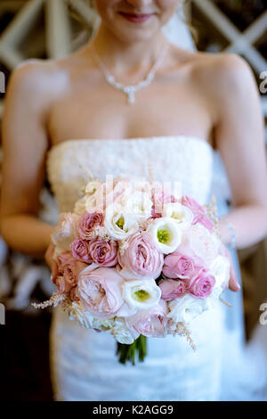 Schöne Braut eine Hochzeit bunten Strauß Stockfoto