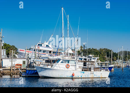 Schwamm tauchen Boote gefesselt am Anclote River in Tarpon Springs, Florida, USA, wo die kleine griechische Gemeinschaft weiterhin auf den Tourismus zu gedeihen. Stockfoto