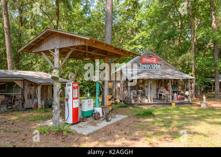 Am Straßenrand Anzeige eines alten General Store und Tankstelle teasley's Mill, Alabama, USA. Antiquitäten schmücken die Eigenschaft anzeigen Americana. Stockfoto