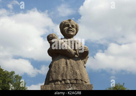 Statue eines weiblichen Zwerg mit einem Baby von Austrian-Bohemian barocken Bildhauer Matthias Bernhard Braun im Garten des Schlosses von Nové Město nad Metují in Ostböhmen, Tschechische Republik. Stockfoto