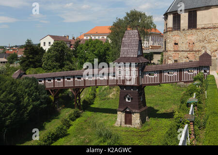 Hölzerne Brücke, die von slowakischen Architekten Dušan Jurkovič Verbinden von zwei Teilen der Garten des Schlosses von Nové Město nad Metují in Ostböhmen, Tschechische Republik. Stockfoto