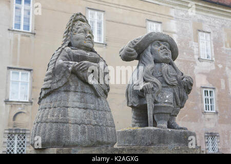 Statuen der Zwerge durch Austrian-Bohemian barocken Bildhauer Matthias Bernhard Braun installiert vor dem Schloss Nové Město nad Metují in Ostböhmen, Tschechische Republik. Stockfoto