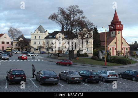 Rathaus und St. Wenzel" Kirche (kostel svatého Václava) auf Trčků z Lípy Square in Světlá nad Sázavou in Vysočina, Tschechische Republik. Stockfoto