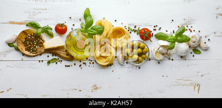 Italienische Lebensmittel oder Zutaten Hintergrund mit frischem Gemüse, Nudeln, Käse Parmesan und Gewürzen. Ansicht von oben Stockfoto