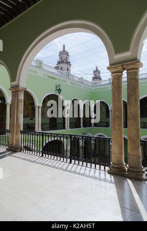 Ein Blick von der oberen Ebene der Regierungspalast über lookinging der Kathedrale von Mérida, Merida, Yucatan, Mexiko. Stockfoto