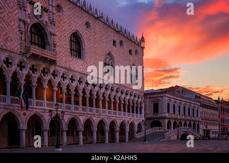Dramatische Wolken bei Sonnenaufgang über dem Dogenpalast in Venedig, Italien Stockfoto