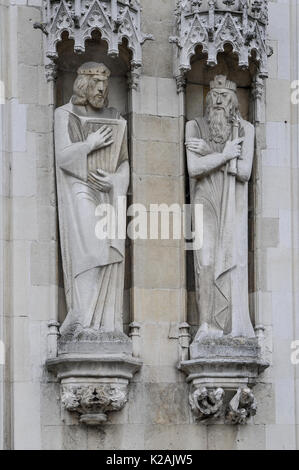 Stein historische Figuren in der Fassade des stadhuis in der burgplatz in der mittelalterlichen Stadt Brügge/Brügge, Westflandern, Belgien Stockfoto