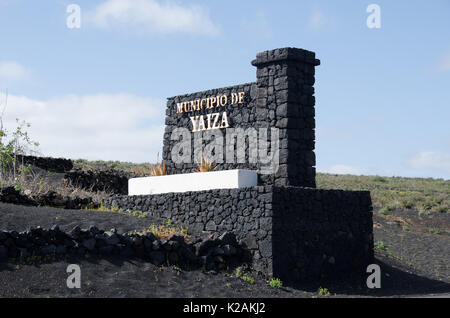 Hinweisschild auf den Grenzen von Yaiza auf Lanzarote Kanarische Inseln Stockfoto