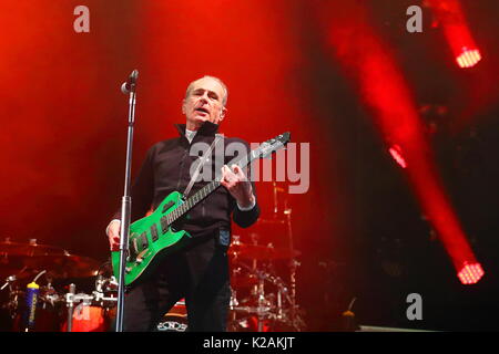 Tausende von Jecken genießen Sie die Musik von Status Quo auf der diesjährigen Zurückspulen Festival South 2017 der Musik der 80er Jahre an seinem ersten Tag Stockfoto