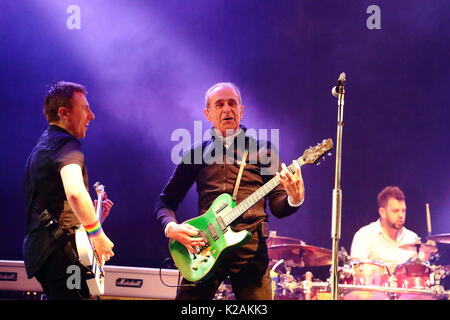 Tausende von Jecken genießen Sie die Musik von Status Quo auf der diesjährigen Zurückspulen Festival South 2017 der Musik der 80er Jahre an seinem ersten Tag Stockfoto