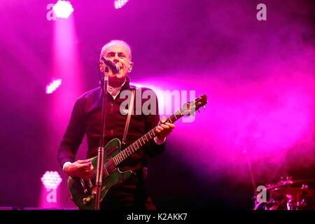 Tausende von Jecken genießen Sie die Musik von Status Quo auf der diesjährigen Zurückspulen Festival South 2017 der Musik der 80er Jahre an seinem ersten Tag Stockfoto