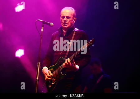 Tausende von Jecken genießen Sie die Musik von Status Quo auf der diesjährigen Zurückspulen Festival South 2017 der Musik der 80er Jahre an seinem ersten Tag Stockfoto