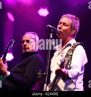 Tausende von Jecken genießen Sie die Musik von Status Quo auf der diesjährigen Zurückspulen Festival South 2017 der Musik der 80er Jahre an seinem ersten Tag Stockfoto