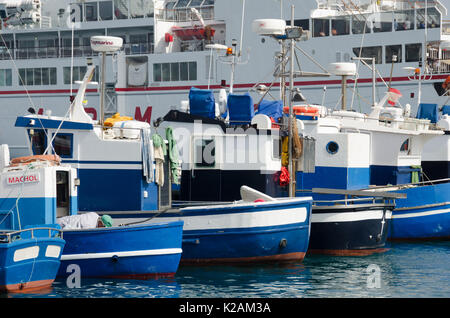 Kleine Fischerboote und eine Fähre Lanzarote Playa Blanca Hafen Stockfoto