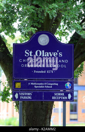 St. Olave's Kirche von England Gymnasium in Orpington, Kent, wie die Schule stellt eine juristische Herausforderung nach Aberkennung der Plätze für eine Reihe von A-Level Schüler, die bestimmte Qualitäten zu erreichen. Stockfoto