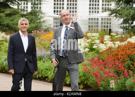 Der Bürgermeister von London Sadiq Khan mit Regisseur Richard von Kew Gardens Deverell bei einem Besuch der Royal Botanic Gardens, Kew, Richmond, zu fördern Gemeinschaft Gruppen für Sie & Pfund; 1 Mio. grüneren Stadt zu beantragen. Stockfoto