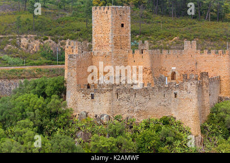 Burg von Almourol ist eine mittelalterliche Burg in Zentralportugal befindet sich auf einer kleinen Felseninsel mitten in den Fluss Tejo. Stockfoto