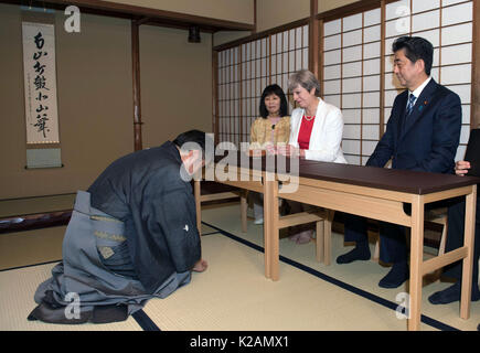 Premierminister Theresa May nimmt teil an einer Teezeremonie in Kyoto mit Premierminister Japans Shinzo Abe (rechts), bei ihrem Besuch in dem Land. Stockfoto