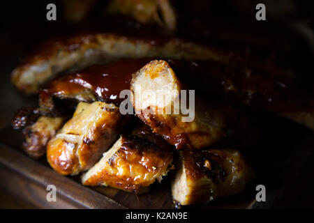Gegrillte sauasges serviert auf einem Holzbrett in Sunderland, England. Die Stadt beherbergt das dritte Sunderland Restaurant Woche vom 9. bis 17. September 2017. Stockfoto