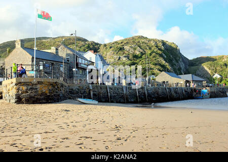 Tywyn, Wales, UK. 31. Juli 2017. Am Kai und Kai auf einer luftigen Abend im Juli während der Ebbe in Tywyn in Wales. Stockfoto