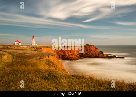 Lange Exposition, bei Goldenen Stunde des l'Anse-à-la-Cabane Leuchtturm in Havre-Aubert auf Magdalen Islands, Quebec - - - - Ausstellung lente à l'heure Dorée Stockfoto