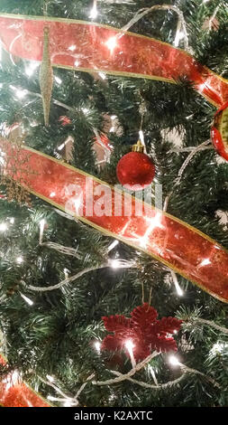 Eine Nahaufnahme full frame Bild eines geschmückten Weihnachtsbaum Stockfoto