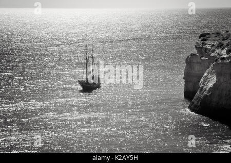 Ein altes Segelschiff im Meer. Stockfoto