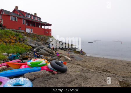 Usa Maine ich monhegan Island in der Penobscot Bay im Atlantik schwimmen Kinder spielen am Strand Stockfoto
