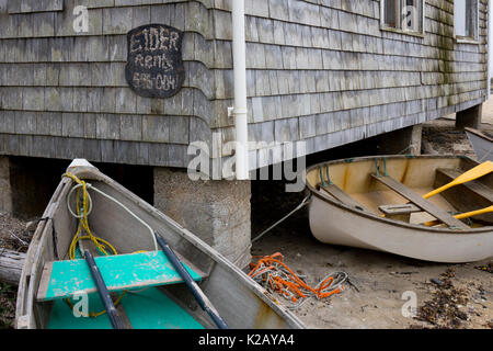 USA Maine ICH Monhegan Island Ruderboote und Skiffs Flut bis zu einem Haus auf Blöcken Stockfoto