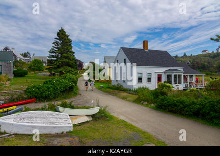 Usa Maine ich monhegan Island in der Penobscot Bay im Atlantik zwei Kerle, die Hauptstraße hinunter. Stockfoto